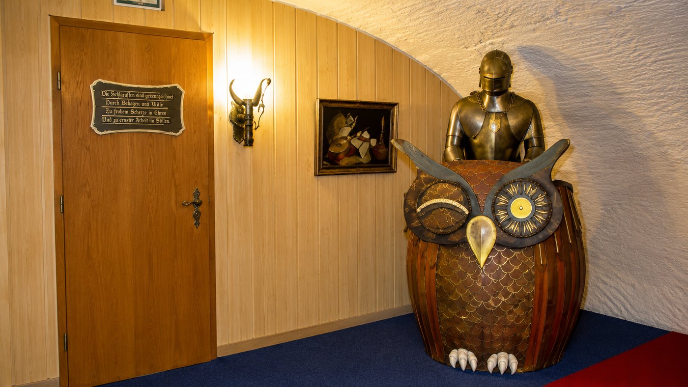 Schlaraffia – Ritter mit Helm und Ordensketten